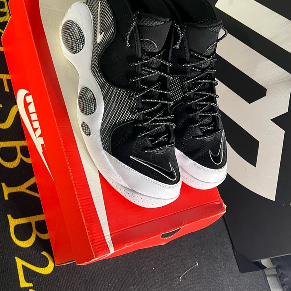 Nike Black and White Athletic Shoes - Picture 6 of 6